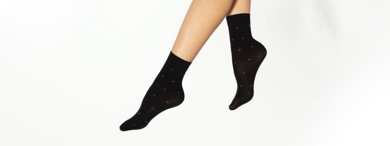 Stylowe połączenia: jakie skarpetki pasują do brązowych butów i niebieskiego garnituru?