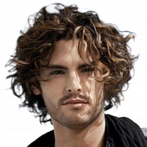 Jak efektownie zakręcić krótkie włosy męskie w kilku prostych krokach?