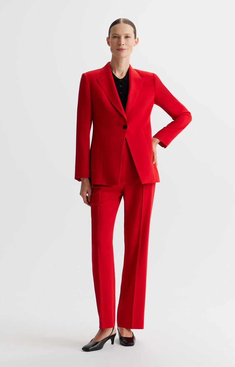 Czerwona marynarka i jeansy