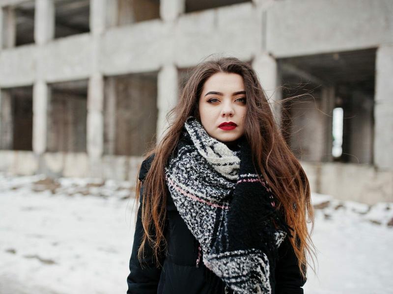 Szalik do czarnej kurtki męskiej