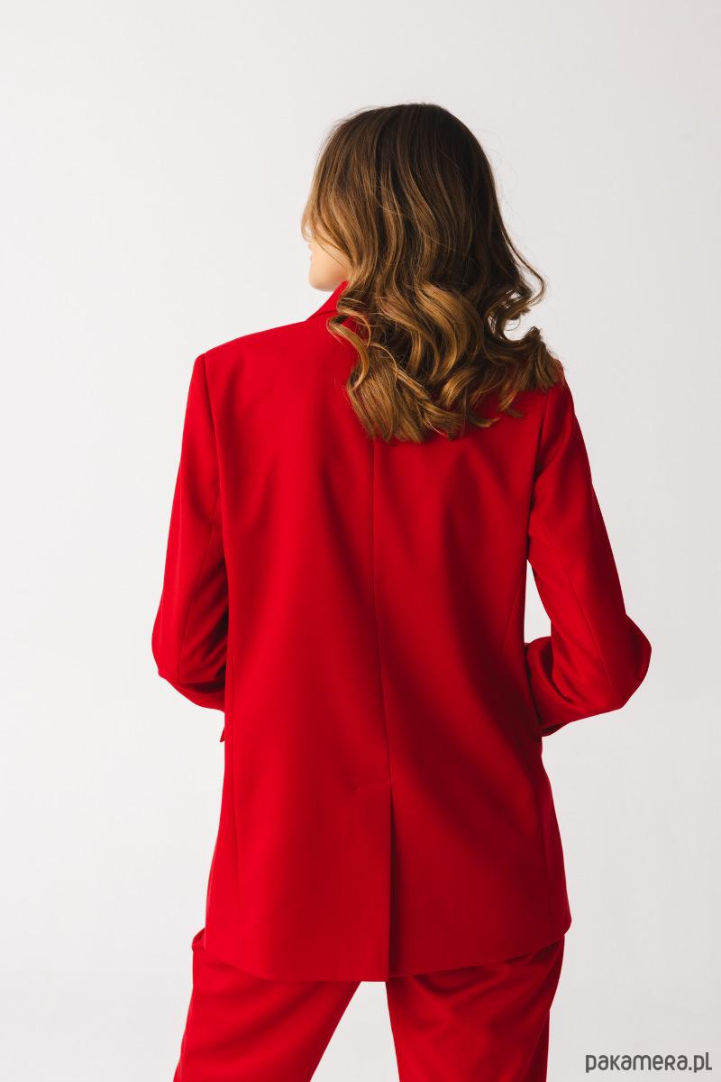 Wieczorowa stylizacja z czerwoną marynarką
