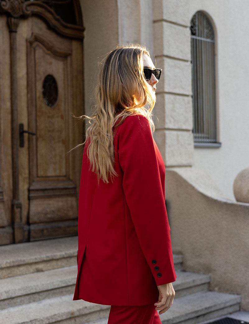 Inspirowane stylem: co zestawić z czerwoną marynarką?