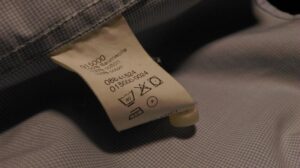 Nieoczywiste sposoby na to, jak prać koszule ręcznie, aby wyglądały jak nowe