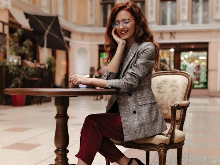 Stylizacje idealne: co pasuje do bordowych spodni?