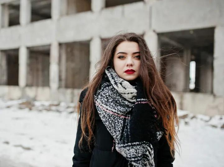 Stylowe połączenia: jaki szalik do czarnej kurtki męskiej wybrać?