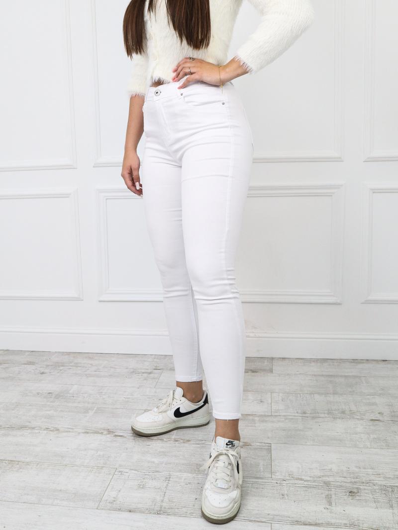 Białe spodnie na każdą okazję