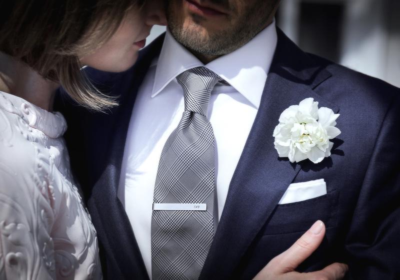 Błędy przy zakładaniu spinki do krawata