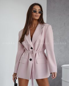 Jak dobrać idealny kolor marynarki do pudrowej sukienki?