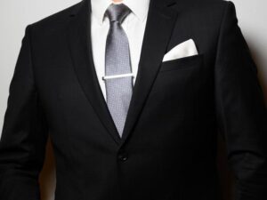 Jak skutecznie założyć spinkę do krawata – porady i wskazówki dla eleganckiego wyglądu