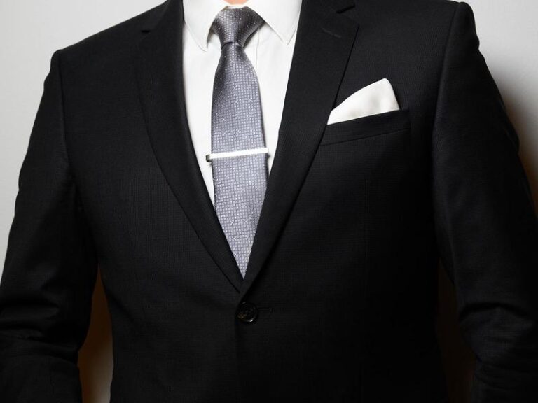 Jak skutecznie założyć spinkę do krawata – porady i wskazówki dla eleganckiego wyglądu