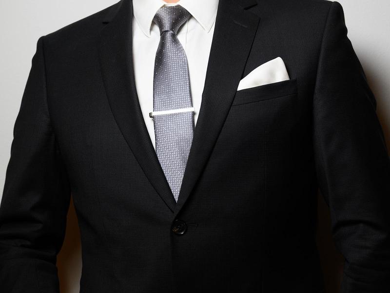 Jak skutecznie założyć spinkę do krawata – porady i wskazówki dla eleganckiego wyglądu