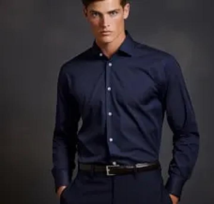 Jakie spodnie najlepiej pasują do ciemnej koszuli? Oto nasze propozycje!