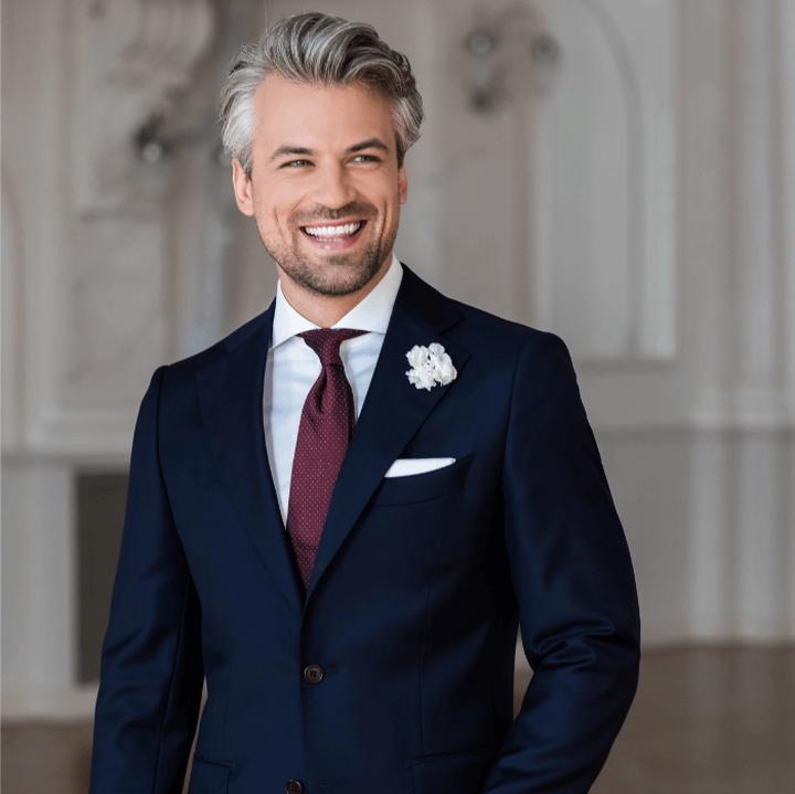 Stylowe połączenia: jakie dodatki do granatowego garnituru wybrać?