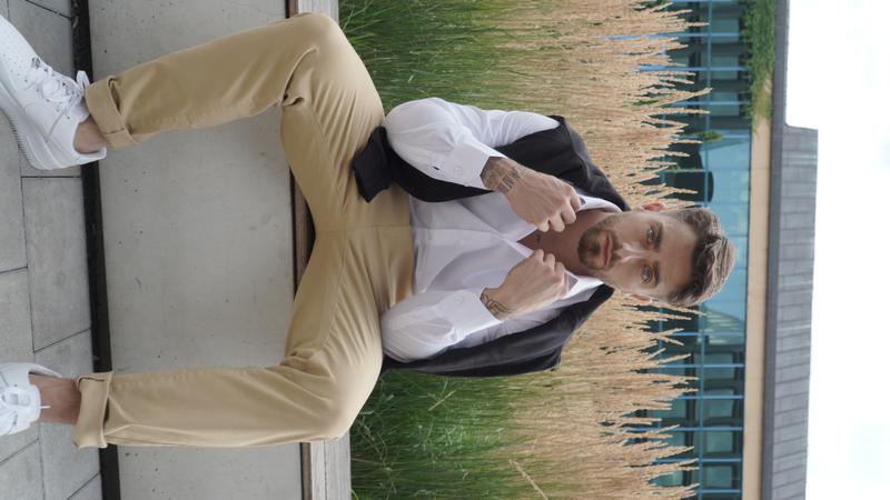 Sweter do czarnej koszuli