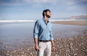 Czy koszula powinna być w spodniach? Oto, co warto wiedzieć przed podjęciem decyzji!