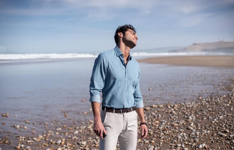 Czy koszula powinna być w spodniach? Oto, co warto wiedzieć przed podjęciem decyzji!