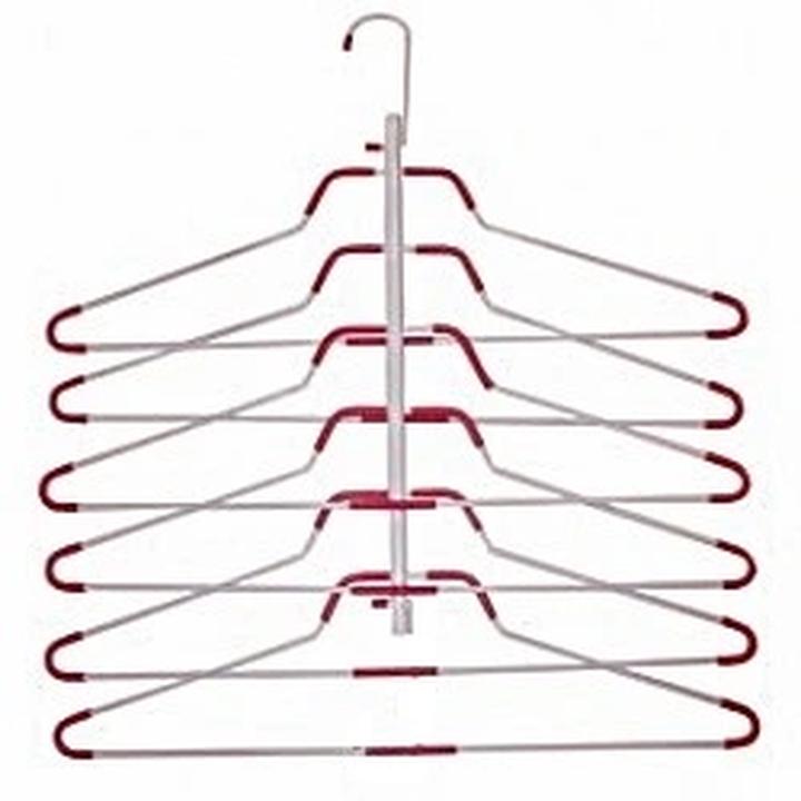 Praktyczne porady, jak wieszać koszule na wieszaku, by zawsze wyglądały perfekcyjnie