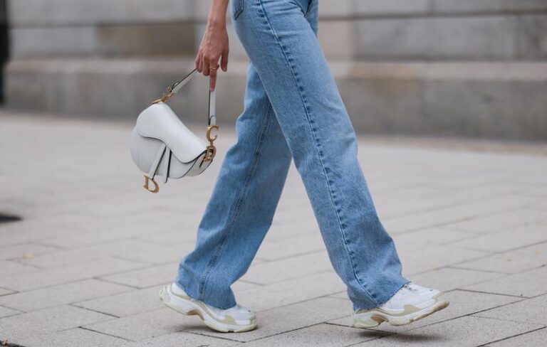 Jakie jeansy do koszuli wybrać, aby wyglądać stylowo?
