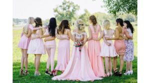 Jakie kolory sukienek najlepiej pasują do granatowego garnituru?