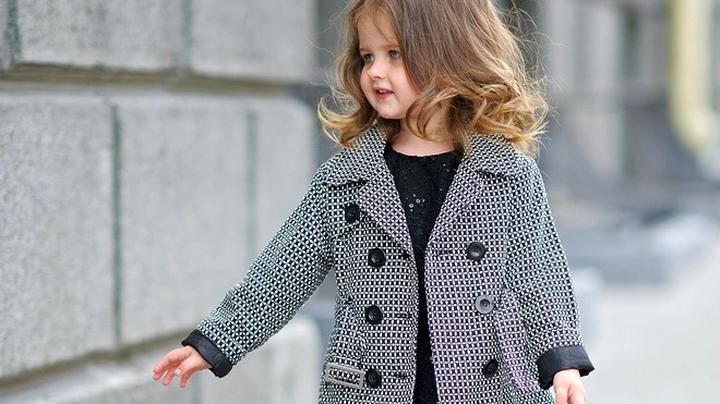 Stylowy wybór: jaki kolor płaszcza doskonale pasuje do granatowego garnituru?