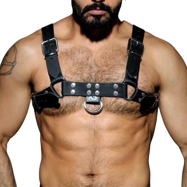 Męski harness w modzie alternatywnej