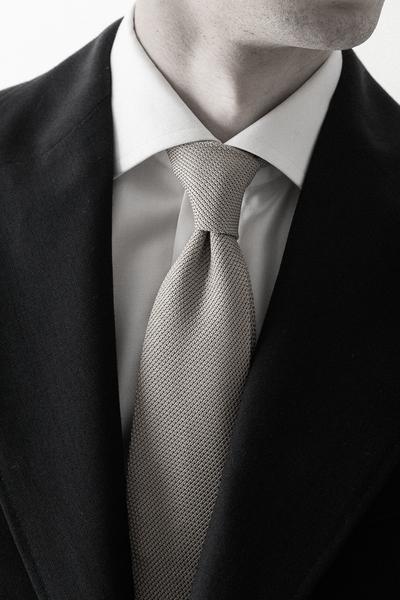 Stylowe wiązanie krawata