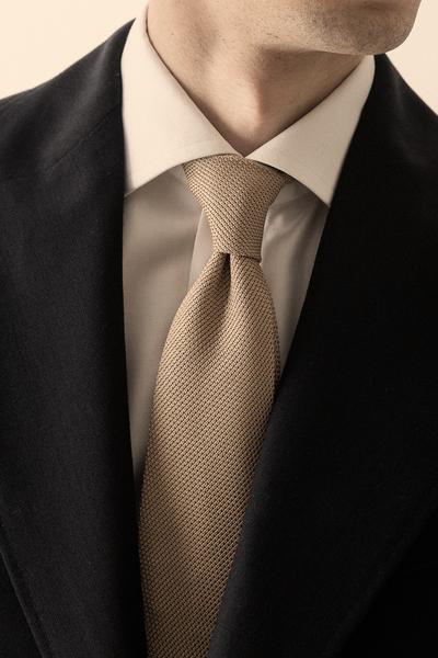 Szeroki krawat elegancja