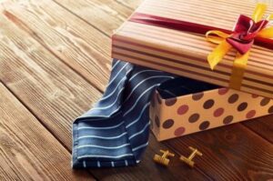 Jak ładnie zapakować krawat, by zachwycić obdarowanego?