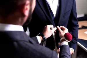 Jak skutecznie zmierzyć garnitury męskie, aby idealnie pasowały?